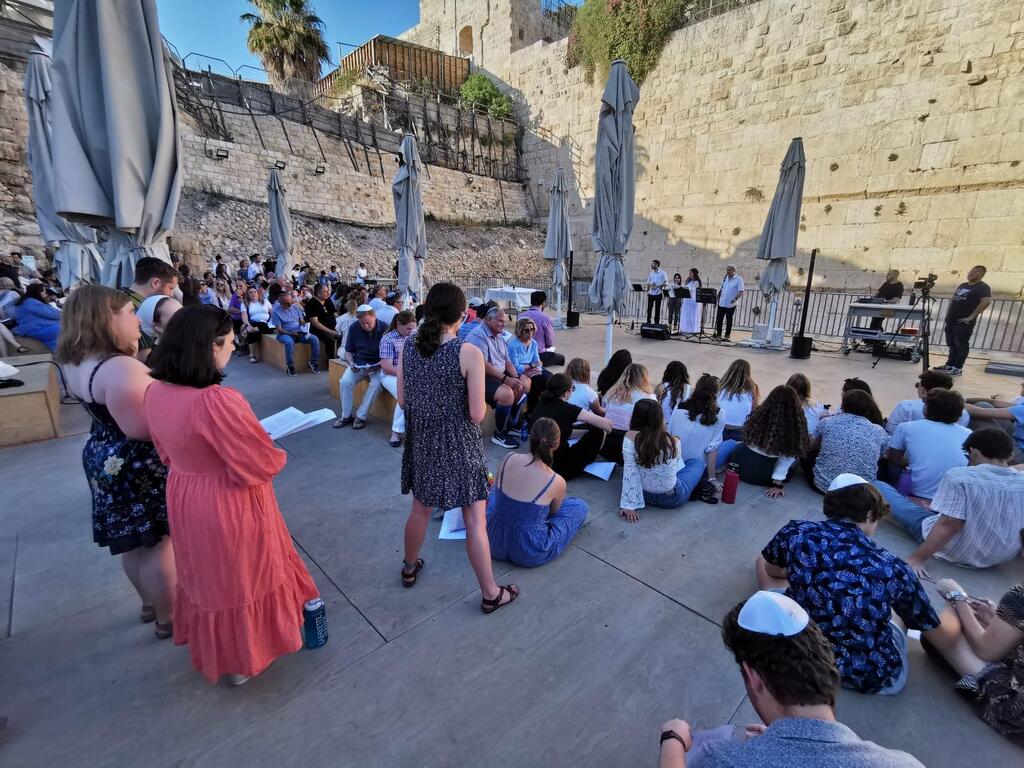מתפללים ומתפללות במקום שבו אמורה לקום "עזרת ישראל" (צילום: דוברות התנועה המסורתית) מתפללים ומתפללות ב"עזרת ישראל"