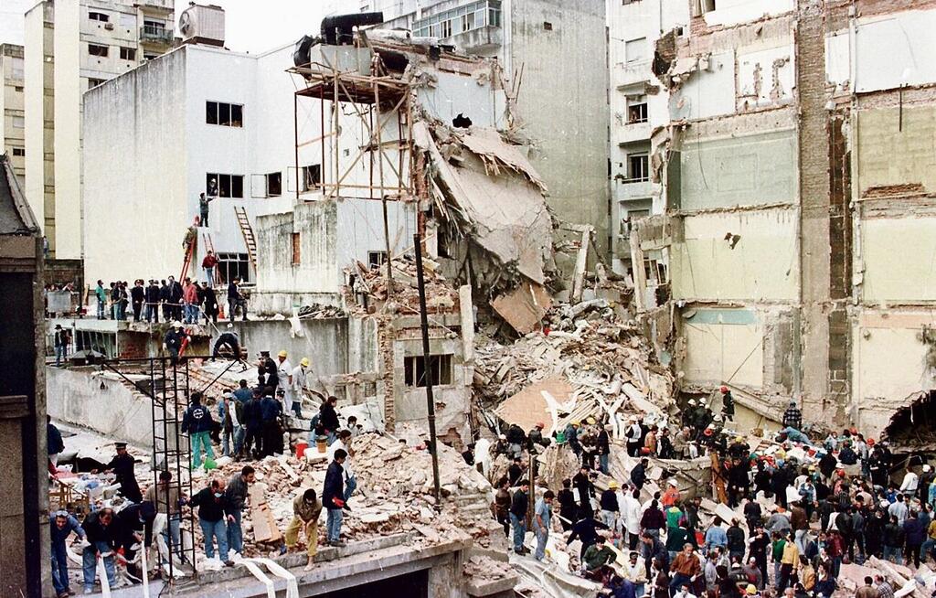 1994 Buenos Aires Jewish community center bombing (Photo: Reuters) בניין אמי"א אחרי הפיגוע