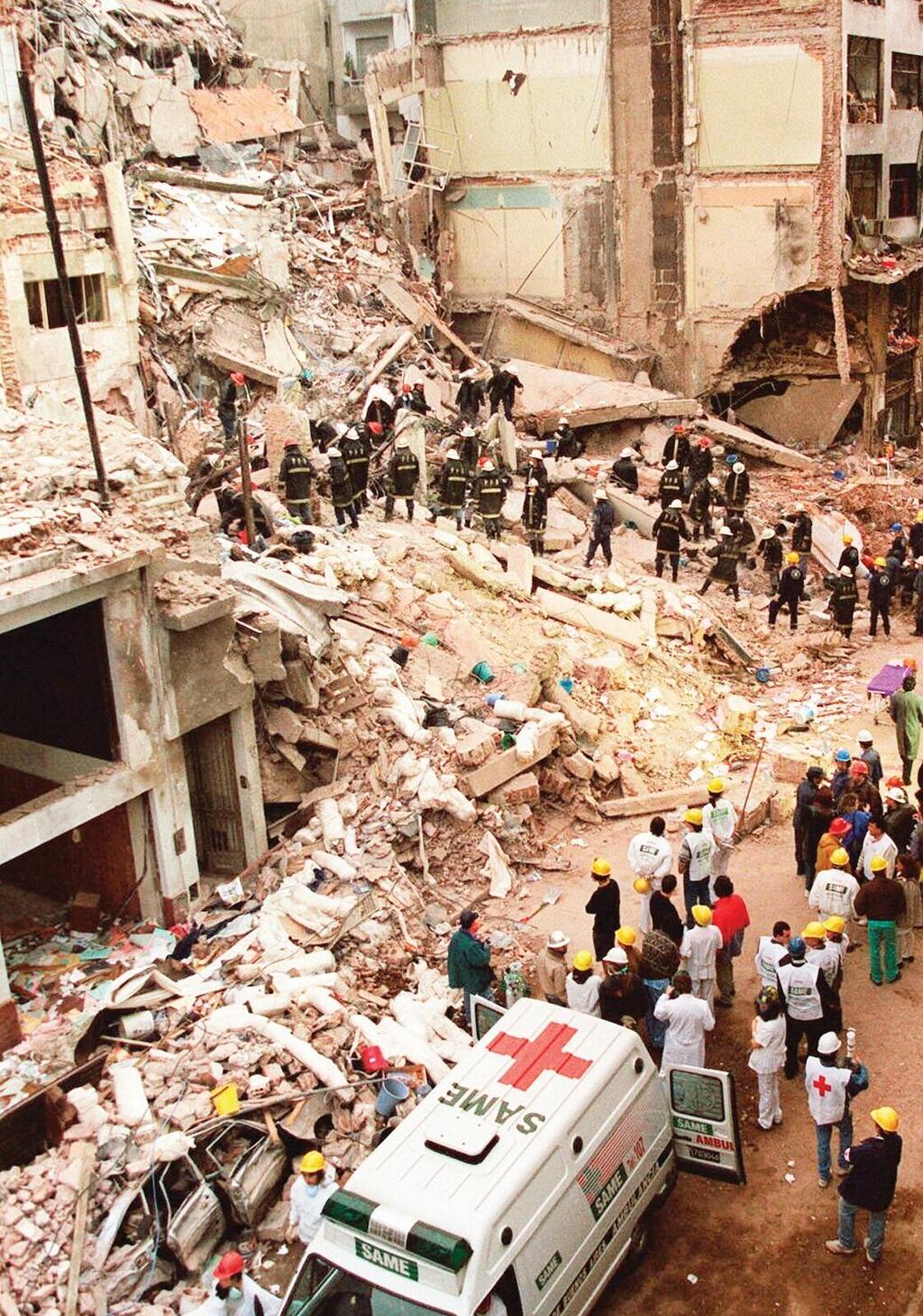 AMIA building after car bombing in 1994 (Photo: AP) הפיגוע בבניין הקהילה היהודית בארגנטינה, 1994