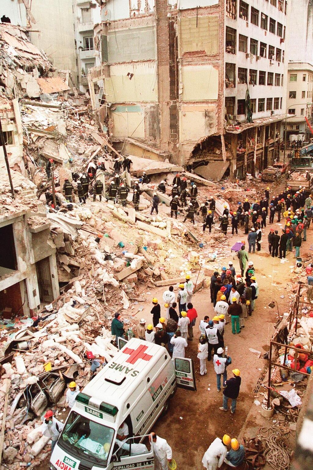 1994 attack on the Buenos Aires Jewish Center in Argentina (Photo: AP) הפיגוע בבניין הקהילה היהודית בארגנטינה, 1994