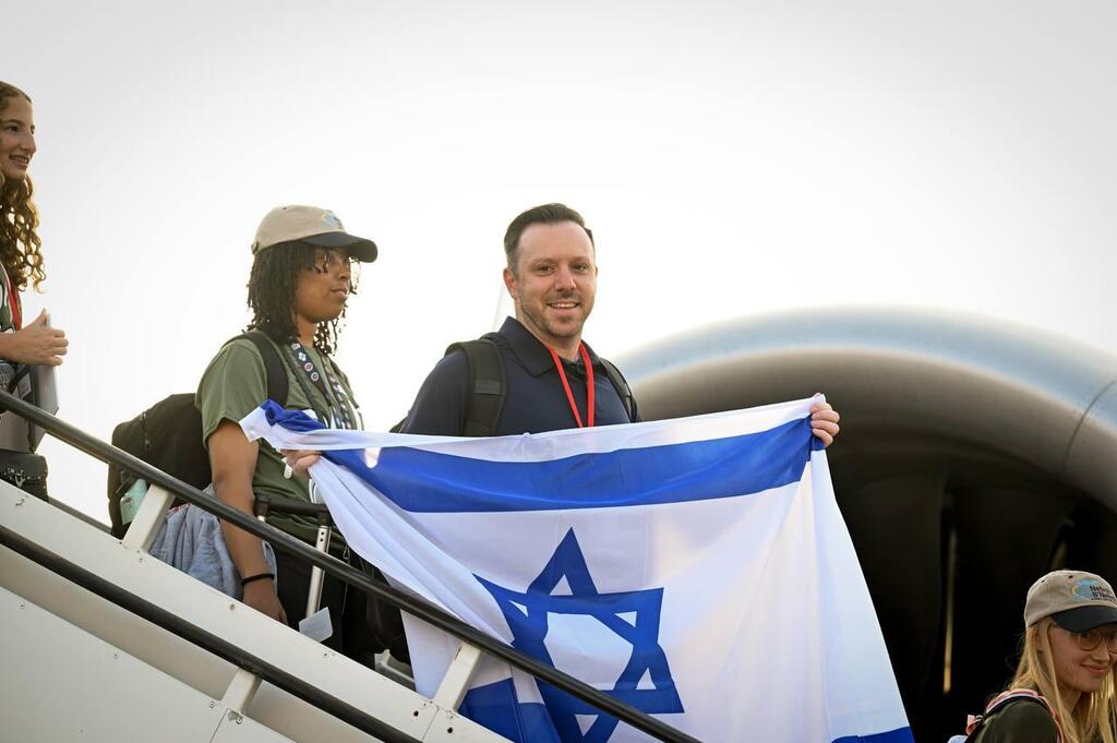 עולים מצפון אמריקה בירידה מהמטוס