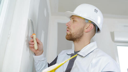 עובש בקירות גבס: טעויות תכנון שמזמינות רטיבות