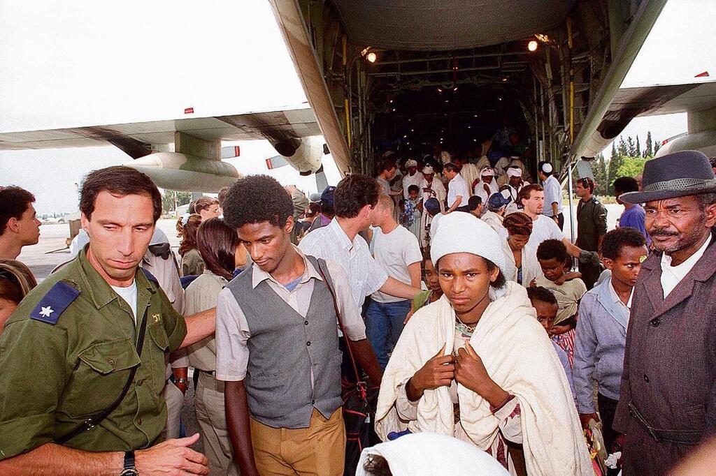 Ehtiopian Jews arrice in Israel on Operation Solomon (Photo: Zvika Israeli, GPO) עולי "מבצע שלמה" נוחתים בישראל