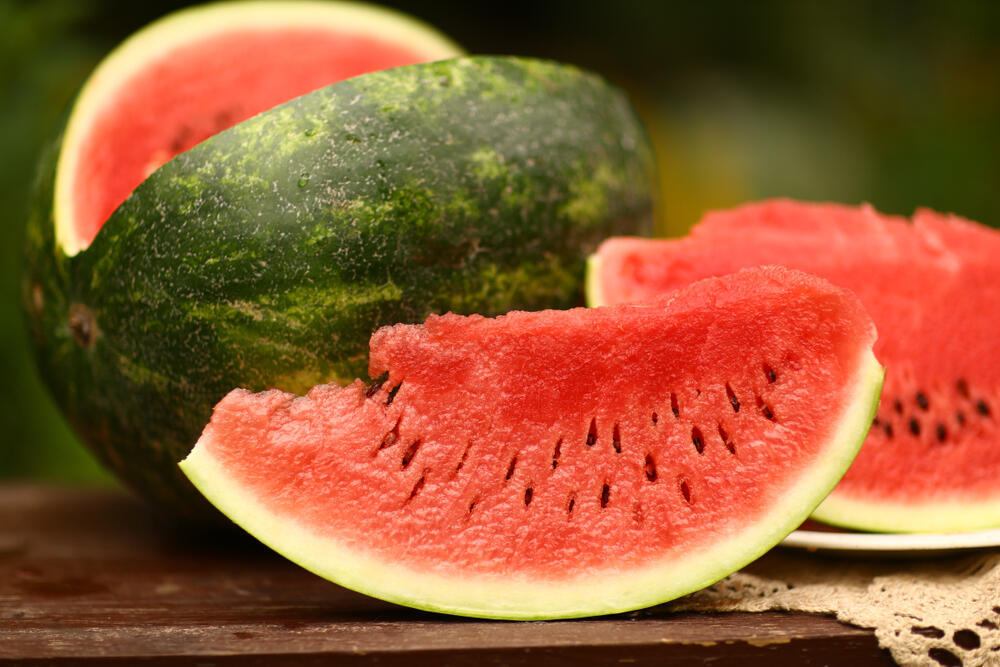 עשיר בסיבים תזונתיים (צילום: Shutterstock) אבטיח בעל תוכן אדום שנפוץ ופופולרי כיום בשווקים