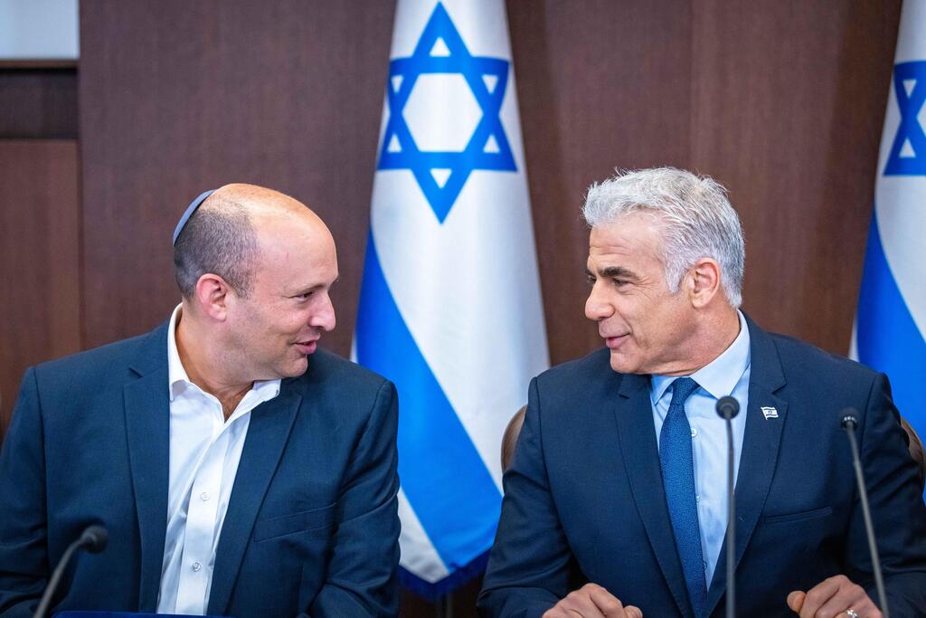 בנט ולפיד בישיבת ממשלה לפני 4 שנים (צילום: אוליבייה פיטוסי) ישיבת ממשלה