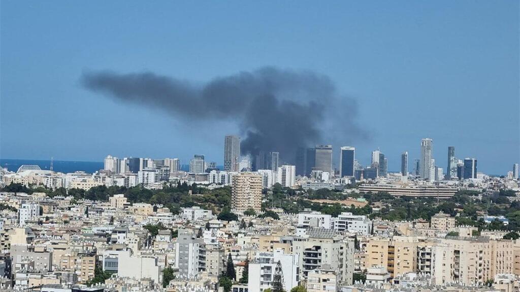 ענן העשן בשמי תל אביב (צילום: עופר ימין) עשן השריפה