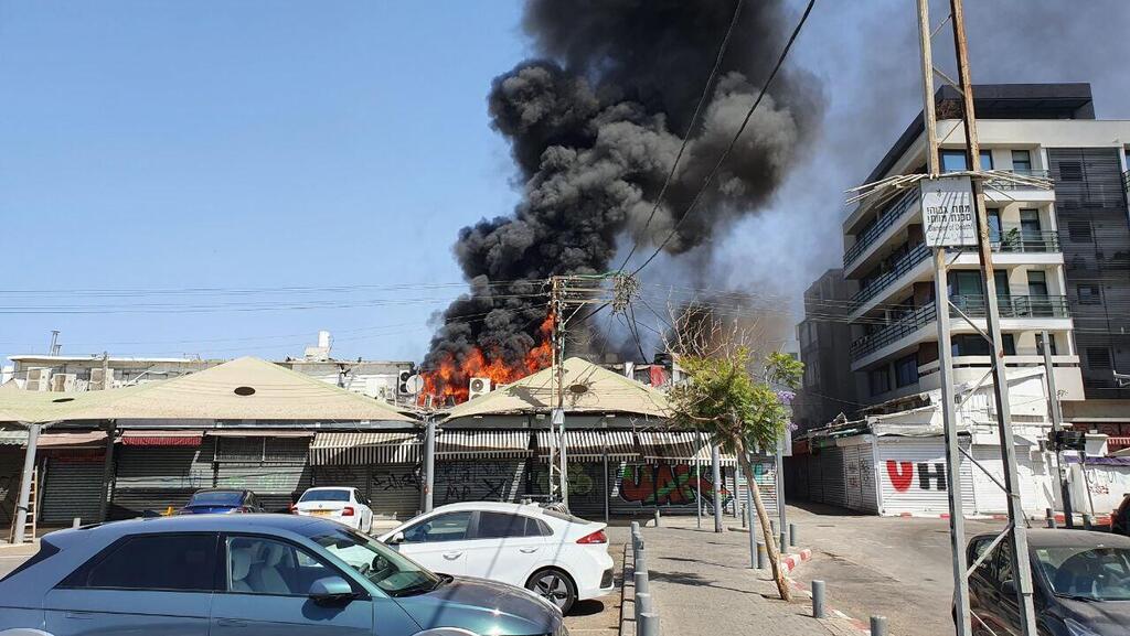 האש בשוק לפני הגעת כוחות הכיבוי (צילום: טל אמודאי) שריפה באיזור שוק הכרמל בתל אביב