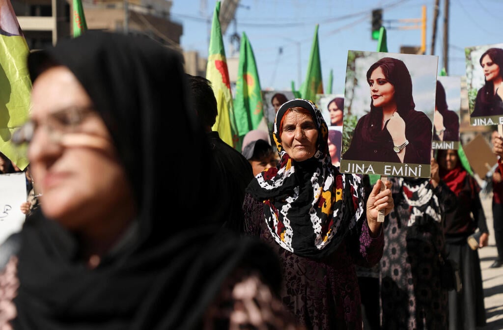 Women protest in Iran following the death of Mahsa Amini (Photo: Reuters) נשים מפגינות באיראן לאור מותה של מהאסא אמיני