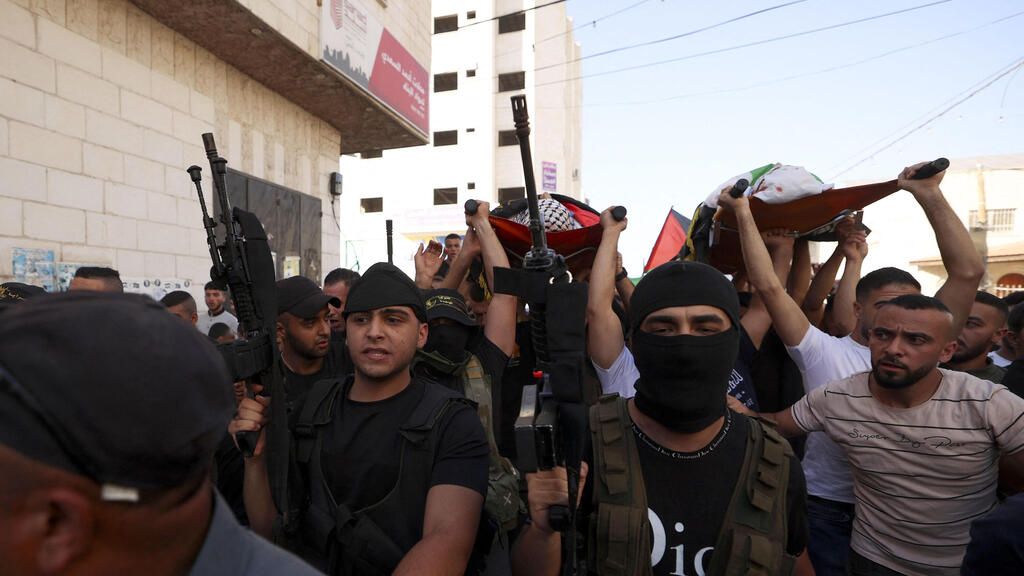 Armed Palestinians take part at the funeral of the slain terrorists (Photo: AFP) חמושים בהלוויה בג'נין