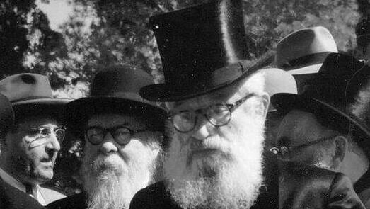 סבו של הנשיא, הרב הראשי יצחק אייזיק הלוי הרצוג (מימין), ממחדשי המסורת, במעמד הקהל ב-1945