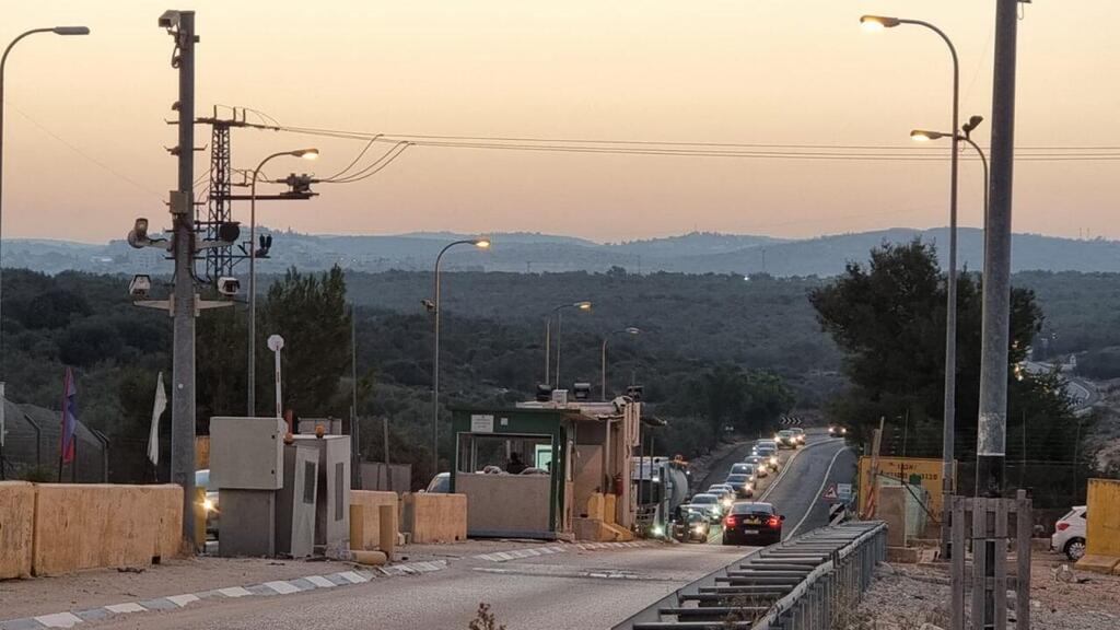 מעבר רנתיס (צילום: אגף דוברות והסברה במשרד הביטחון) אמיר אשל מסייר במעבר רנתיס