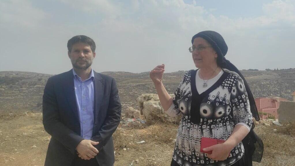 סטרוק וסמוטריץ'. שינו את כל תפיסת הממשלה ביו"ש (צילום: מפלגת הציונות הדתית) בצלאל סמוטריץ' וחברי מפלגת הציונות הדתית בסיור באפרת נגד ההשתלטות הפלסטינית