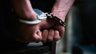 ישראלי במעצר, אילוסטרציה