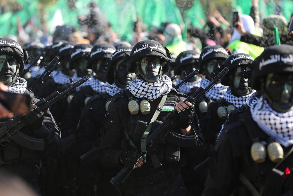 Members of the Izz ad-Din al Qassam Brigades, the armed wing of the Palestinian group Hamas, parade on Hamas' 35th anniversary in Gaza City, December 14, 2022 (Photo: Reuters) ציון 35 שנים להקמת ארגון הטרור חמאס בעזה