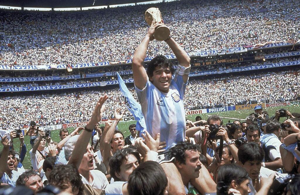 לאחר קמפיין מתוסרט באופן מושלם. דייגו מראדונה אחרי הזכייה במונדיאל 1986 (צילום: AP) דייגו מראדונה אחרי הזכייה במונדיאל 1986
