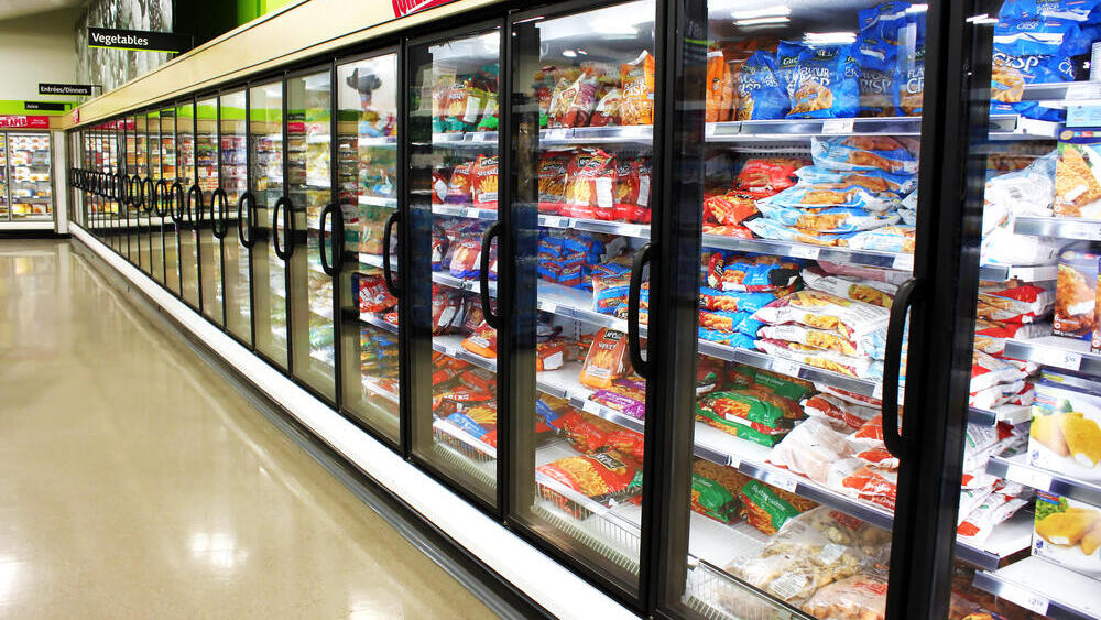 מזונות מעובדים נפוצים מאוד, נוחים וזולים יחסית. מדפי הקפואים בסופר (צילום: Shutterstock) מזון קפוא