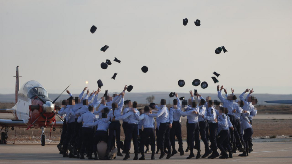 IAF cadets finish flight academy (Photo: Moti Kimchi) מסדר כנפיים 185