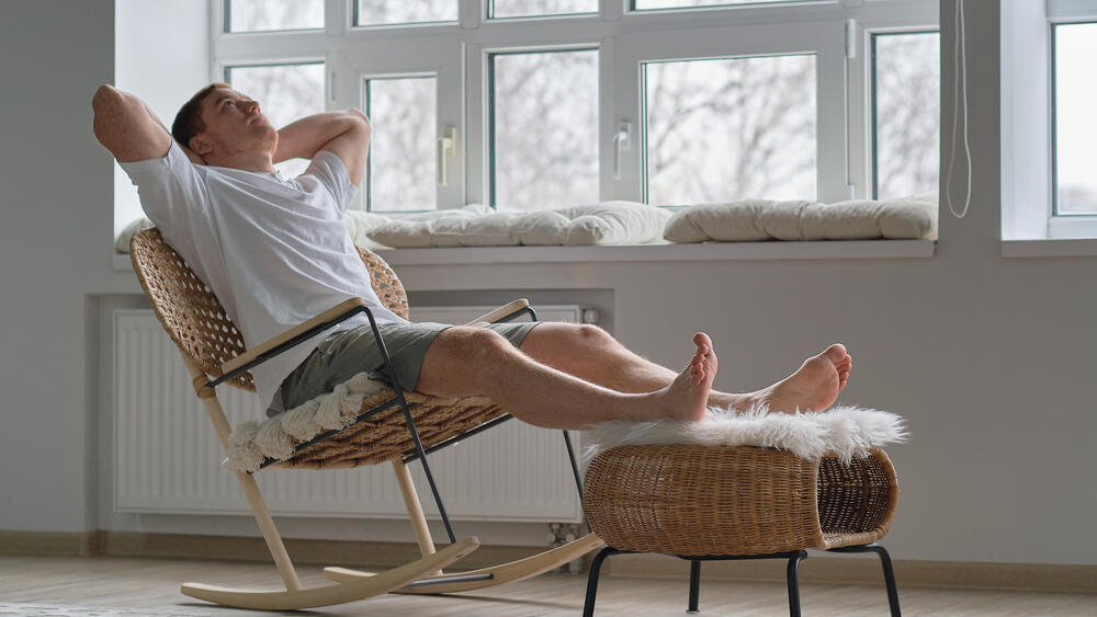 לבחירות שאנחנו עושים מדי יום יש משמעות (shutterstock) אדם רגוע נח על כורסא