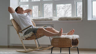 אדם רגוע נח על כורסא