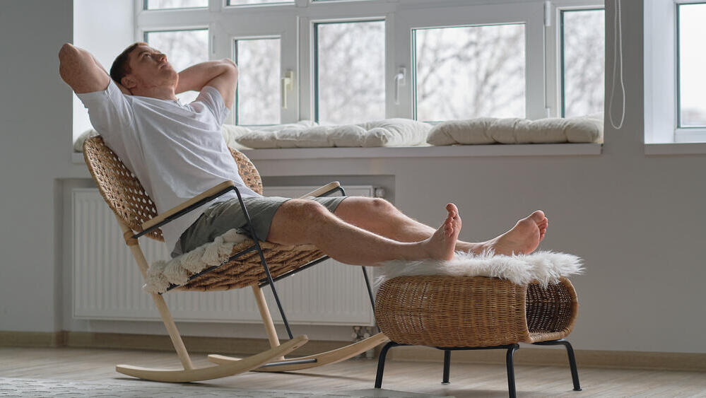 לא רק איפה נחים אלא גם איך (shutterstock) אדם רגוע נח על כורסא