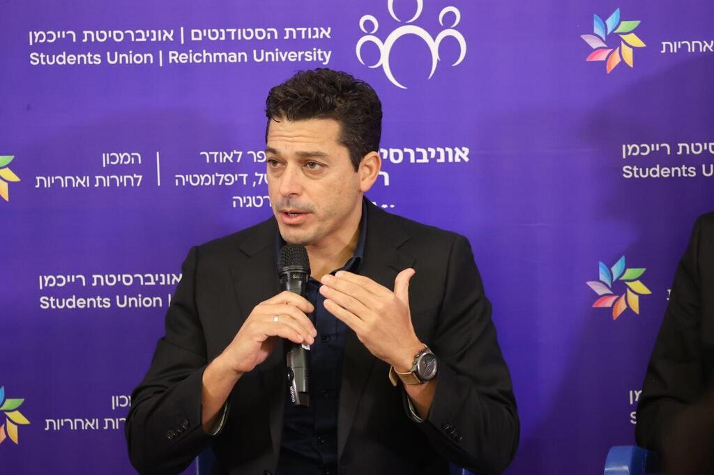שיקלי. טס בזמן המלחמה 13 פעמים (צילום: מוטי קמחי ) עמיחי שיקלי בכנס של אוניברסיטת רייכמן