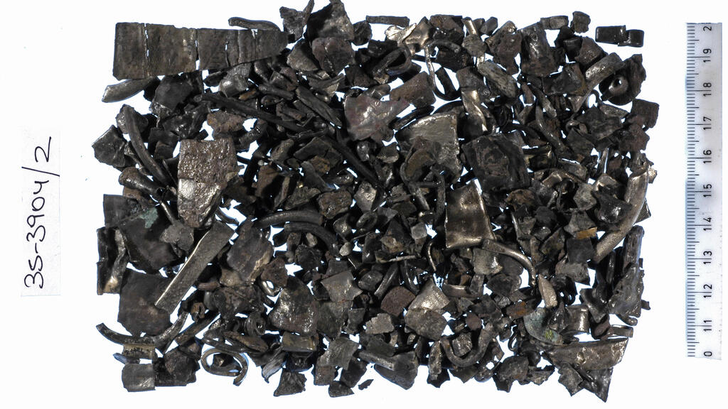 Silver remains located in Israel (Photo: Israel Antiquities Authority) פריטים ממטמוני תל אל עג'ול