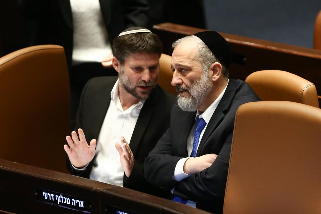 דרעי לצד סמוטריץ'. עלה חשש מפגיעה במעמד הרבנות הראשית (צילום: אלכס קולומויסקי) בנימין נתניהו במליאת הכנסת
