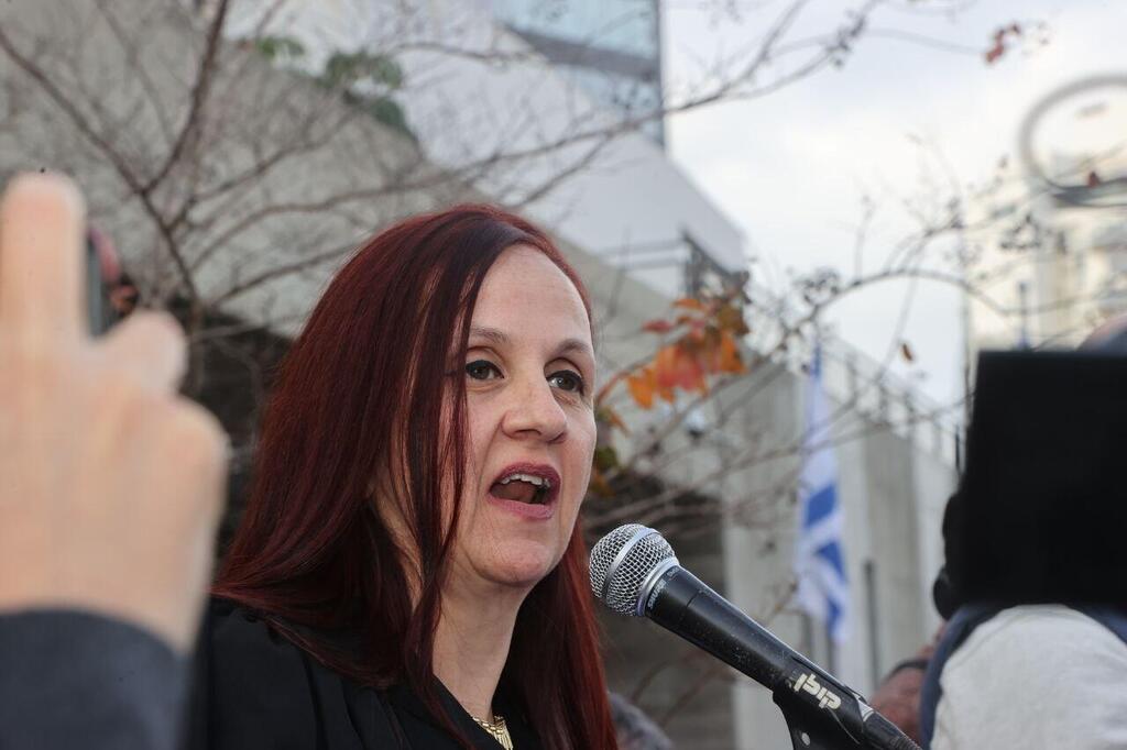 דינה זילבר (צילום: מוטי קמחי) דינה זילבר מחאת מאבק הגלימות בביהמ"ש השלום ת"א