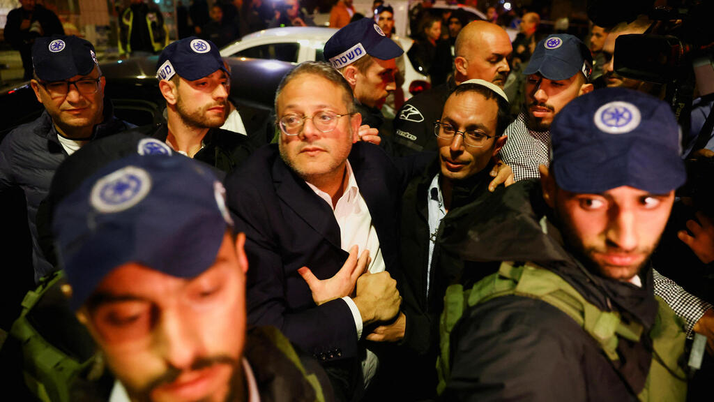 Itamar Ben-Gvir visits the scene of a terror attack (Photo: Reuters) זירת הפיגוע