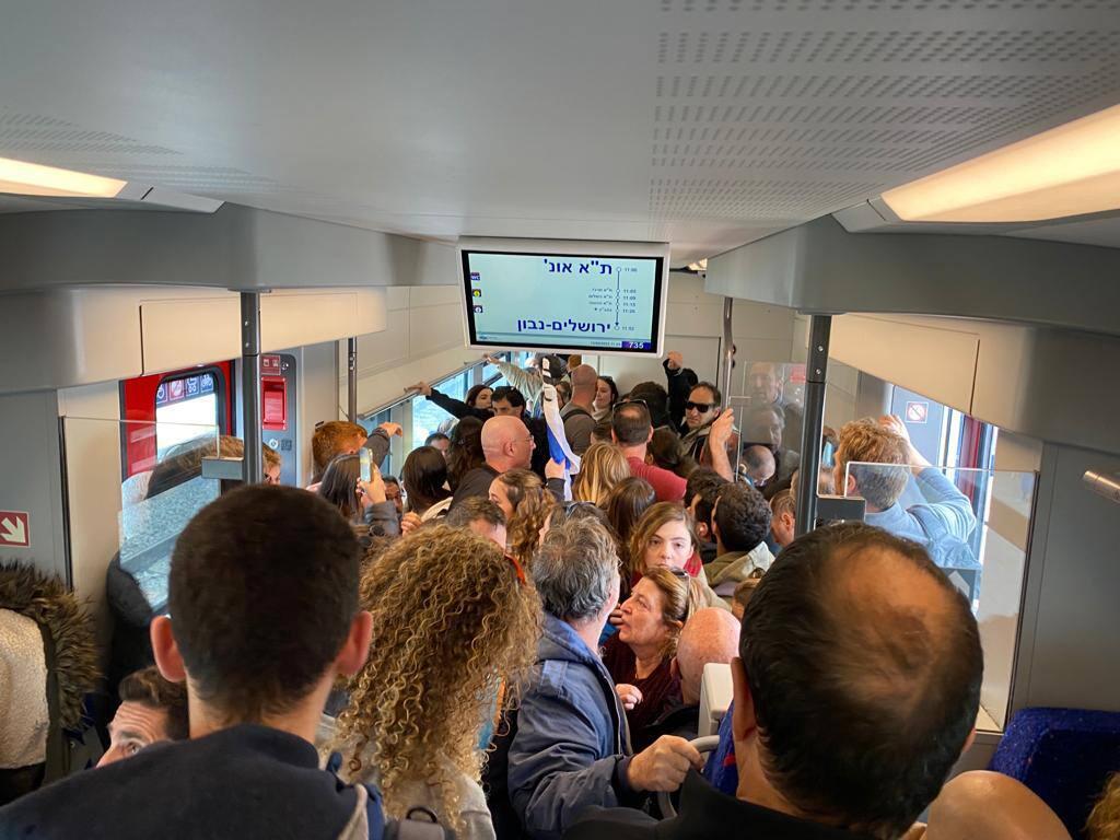 עומסים ברכבת לפני ההפגנה בירושלים בפברואר 2023 (צילום: יצחק טסלר) עומסים ברכבת לפני ההפגנה בירושלים