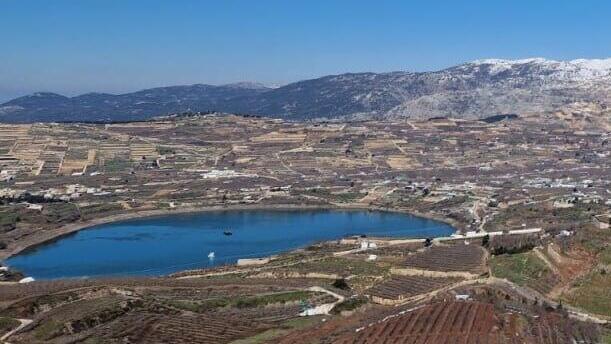 תצפית מהר ורדה על הר החרמון המושלג וברכת רם בצפון הגולן