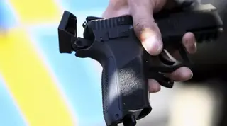 חטפה את האקדח וירתה: "תפסה את בעלה על חם באקט מיני עם עובדת שלו"