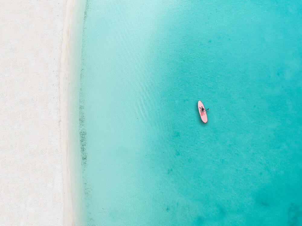 גרייס ביי ביץ' (Grace Bay Beach) שבאיי טרקס וקייקוס (צילום: shutterstock) גרייס ביי ביץ' (Grace Bay Beach) שבאיי טרקס וקייקוס