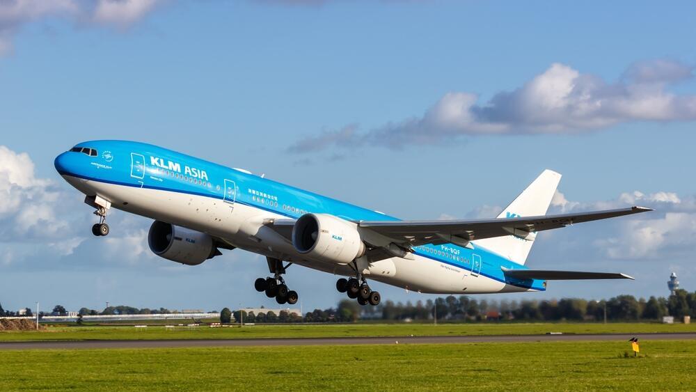 מטוס של KLM. ממריאים, אבל לא לישראל (צילום: shutterstock) מטוס בואינג בואינג B777-200 של KLM