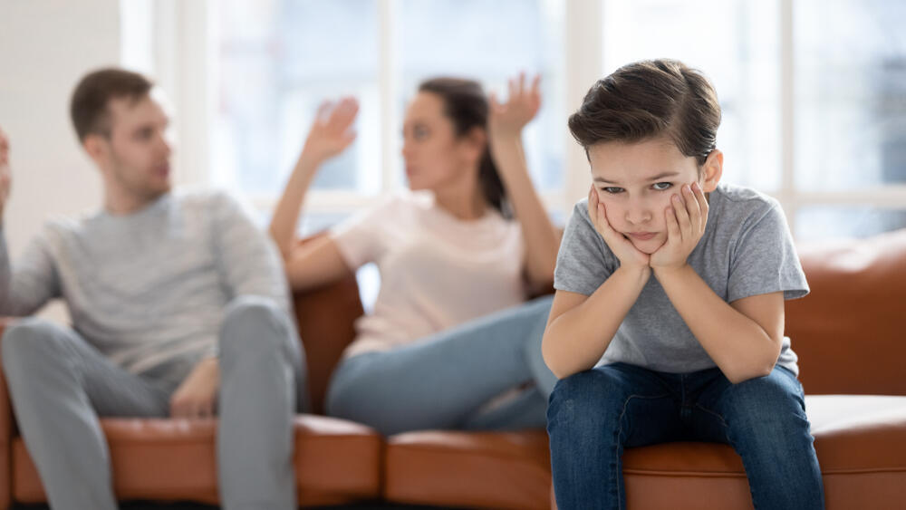 אילוסטרציה: shutterstock ילד צופה בהוריו רבים