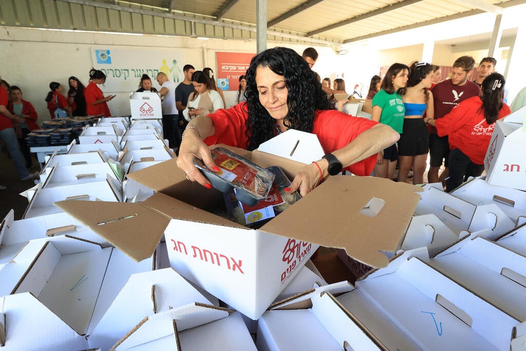מתנדבי ארגון "מאיר פנים" מחלקים מזון לנזקקים לקראת פסח האחרון 26' (צילום: אלעד גרשגורן) חלוקת מזון לנזקקים לקראת חג הפסח