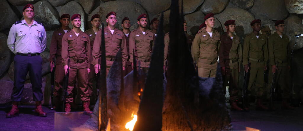 Wreath-laying ceremony at Yad Vashem (Photo: Amit Shaavi) טקס הנחת הזרים ביד ושם