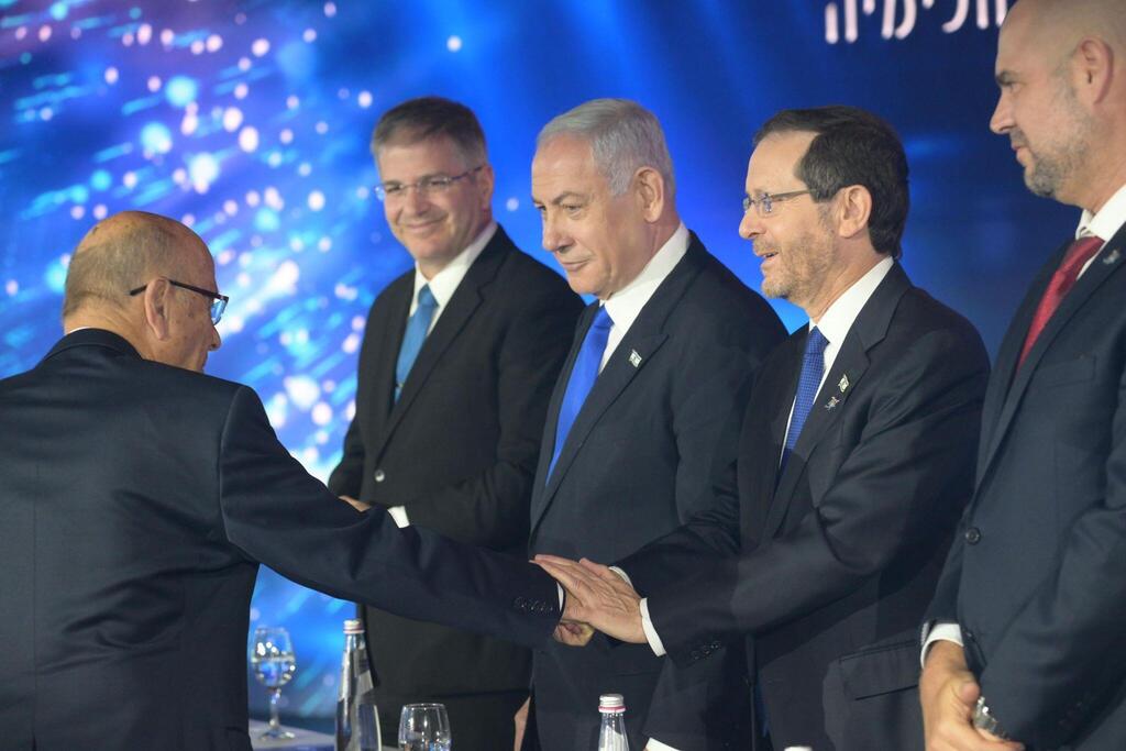 נתניהו לצד הרצוג, אוחנה וקיש בטקס הענקת פרס ישראל, לפני שנתיים (צילום: עמוס בן גרשום/ לע״מ) נשיא המדינה עם זוכה פרס ישראל בתחום חקר הכימיה והנדסה כימית, פרופסור עמנואל פלד