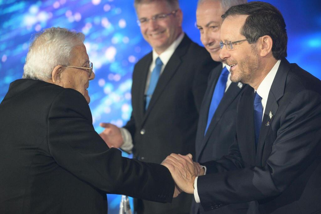 בעת קבלת פרס ישראל, ב-2023 (צילום: עמוס בן גרשום/ לע״מ) נשיא המדינה עם זוכה פרס ישראל למפעל חיים, אמל נסראלדין