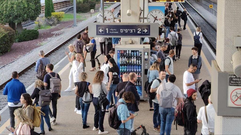 נוסעים ברכבת. אפשר לתקף בני משפחה (צילום: אורן רייס) תחנת הרכבת לאחר ביטולי הנסיעות