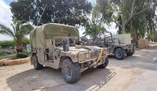 רכבים צבאיים בחניה של חדר האוכל בקיבוץ ניר עם, מבצע מגן וחץ