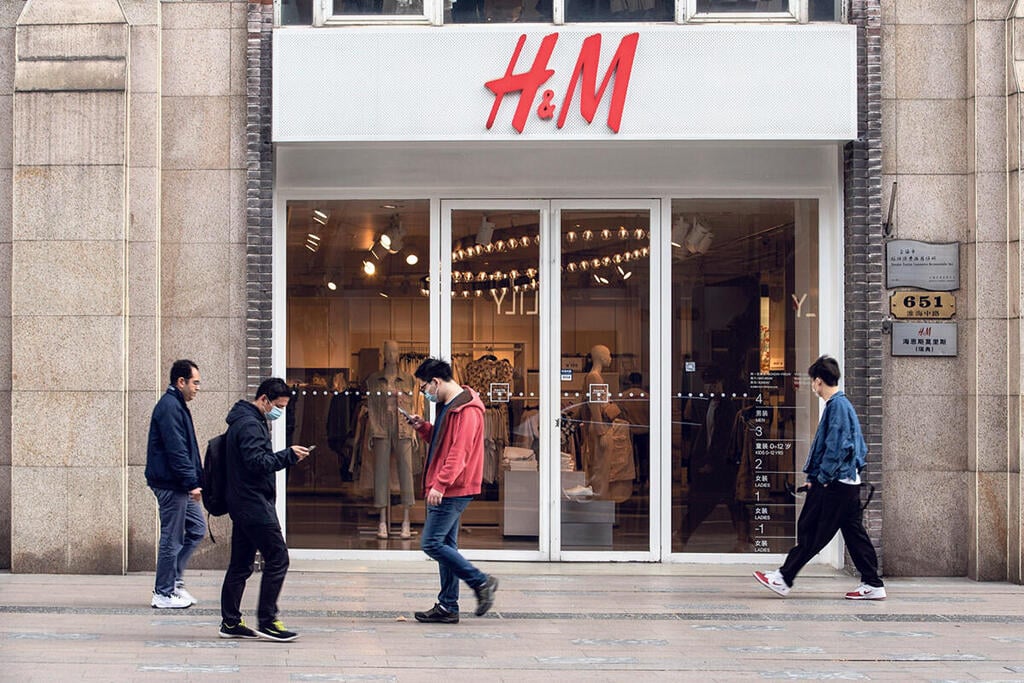 סניף H&M (צילום: בלומברג) סניף H&M ב שנגחאי