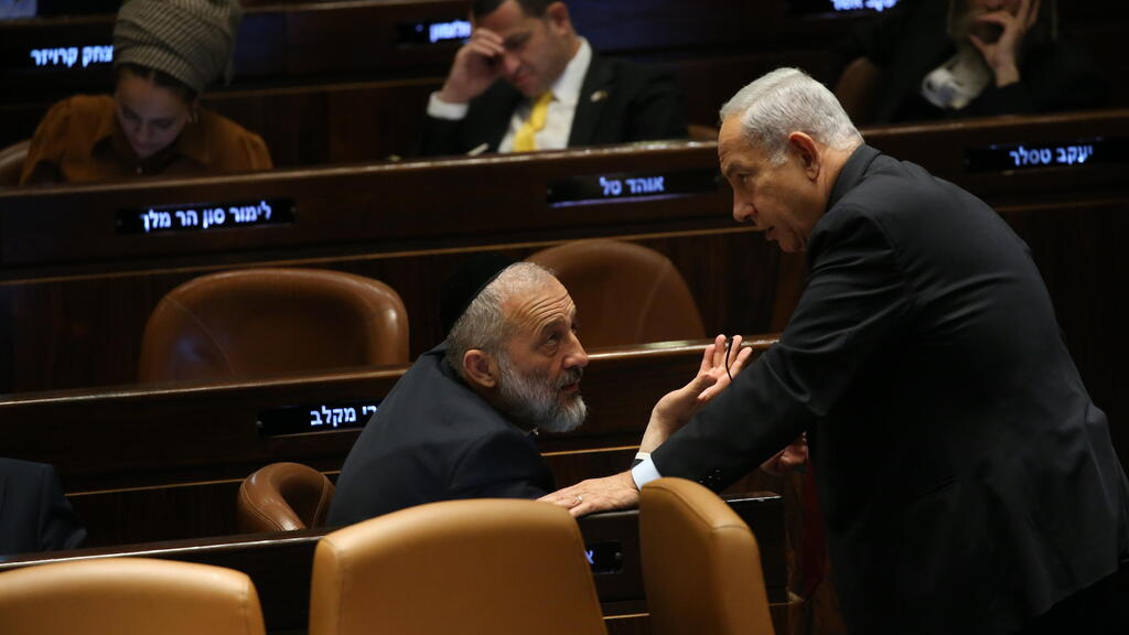 נתניהו ודרעי. מהאנשים הקרובים ביותר לרה"מ ושותף בפורומים הביטחוניים הסגורים ביותר (צילום: עמית שאבי) מליאת הכנסת