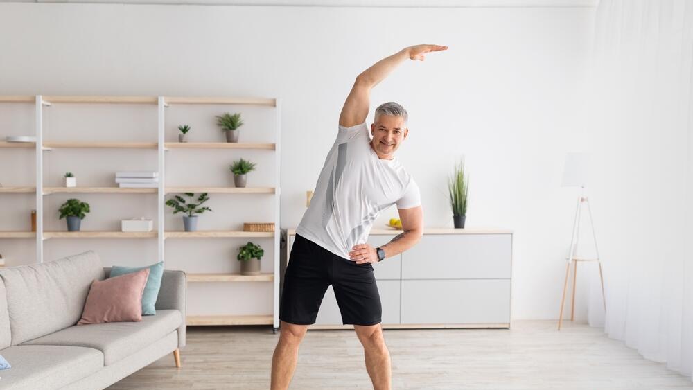 איש מבוגר מבצע אימון כושר