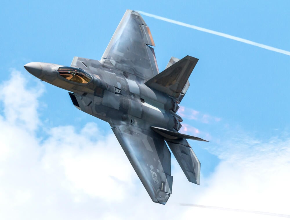 F-22 (Photo: BlueBarronPhoto/Shutterstock) מטוס קרב F-22 ארכיון