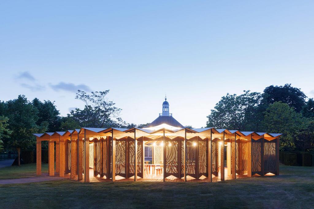 הביתן של קיץ 2023 בעיצוב לינה גוטמה (Photo: Iwan Baan, Courtesy: Serpentine) Serpentine Pavilion 2023 designed by Lina Ghotmeh. © Lina Ghotmeh — Architecture
