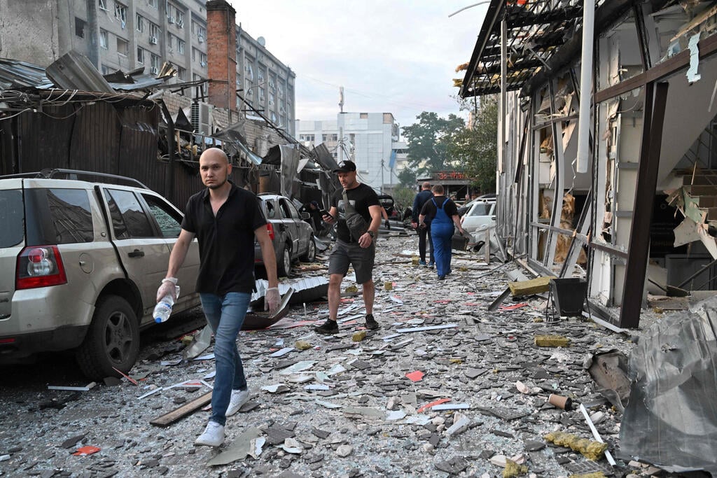 Destruction and rescue operations after missile attack Russia's bombing of a restaurant in the Ukrainian city of Kramatorsk (Photo: AFP) הרס ופעולות חילוץ אחרי מתקפת טילים הפצצה של רוסיה על מסעדה בעיר קרמטורסק אוקראינה מלחמה