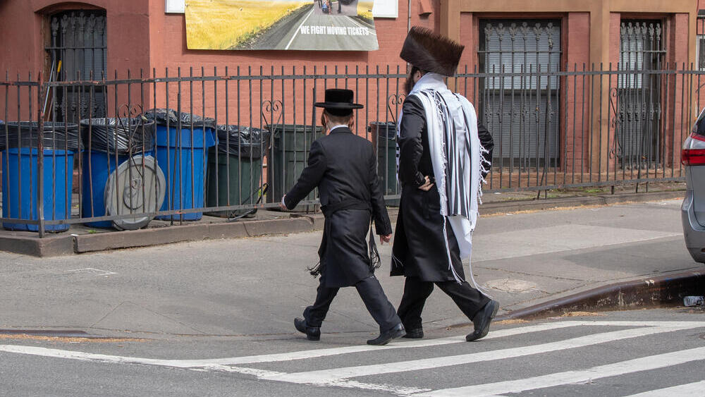 Hasidic Jews in Brooklyn (Photo: Ron Adar / Shutterstock) אילוס יהודים חרדים בברוקלין, ניו יורק, ארה''ב
