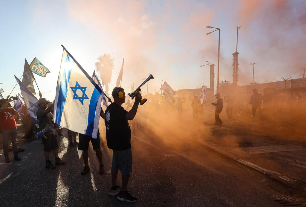 המחאה נגד המהפכה המשפטית (צילום: גיל נחושתן) מפגינים חוסמים את הכניסה לנמל חיפה