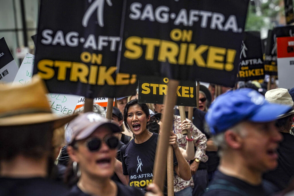 SAG-AFTRA strike in NYC (Photo: Bebeto Matthews / AP) שחקנים ותסריטאים מפגינים בניו יורק